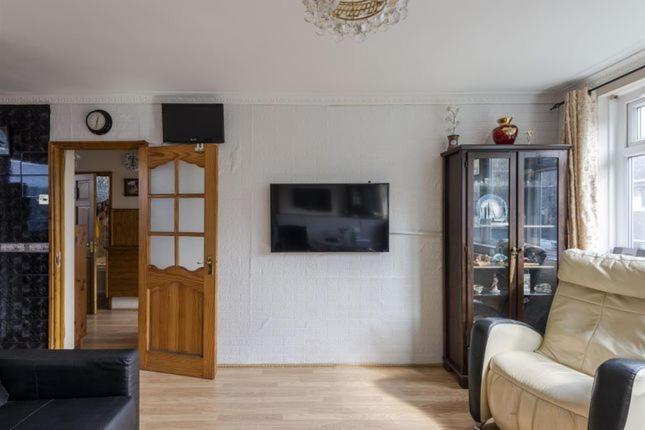 Apartment 1 Bedroom Flat Close To With Free Parking Arrangement London