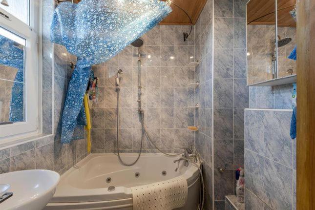 1 Bedroom Flat Close To With Free Parking Arrangement * London