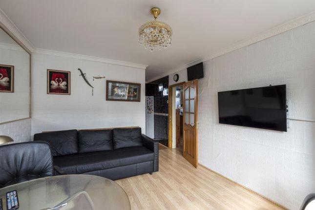 1 Bedroom Flat Close To With Free Parking Arrangement *